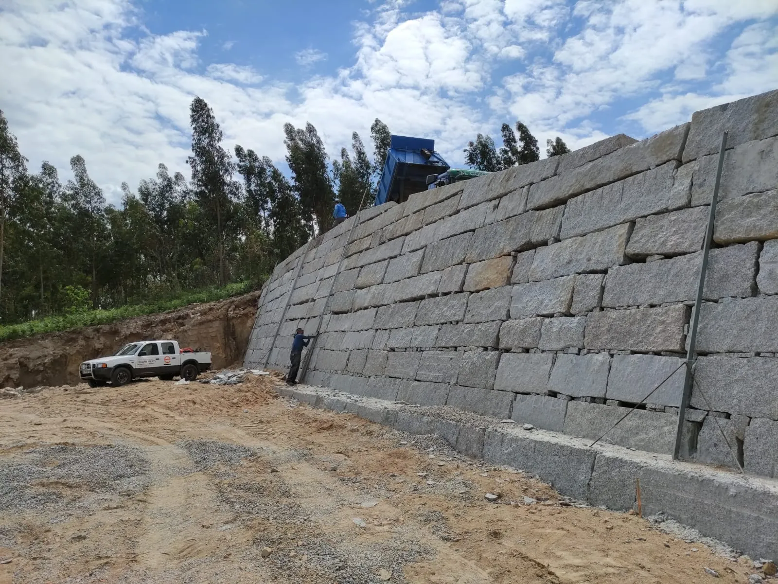 Gran muro de contención de cachote ejecutado en Galicia