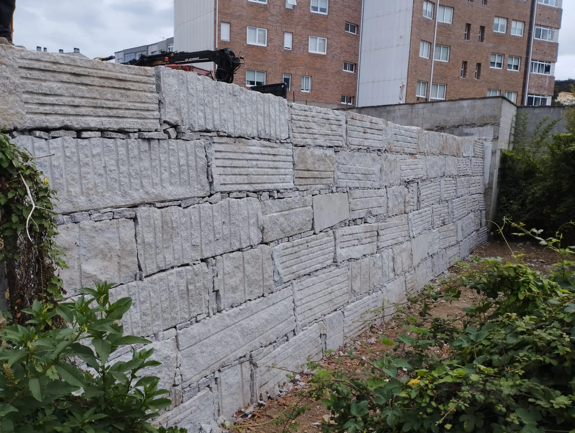Muro de cachote de gran desarrollo longitudinal