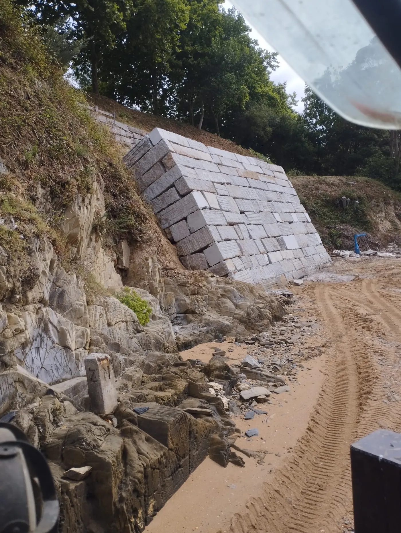 Muro de piedra bajo estructura de paso